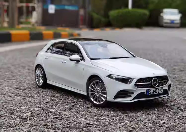 1:18 Mercedes-Benz 2018 A200 AMG Line Die Cast Model Car