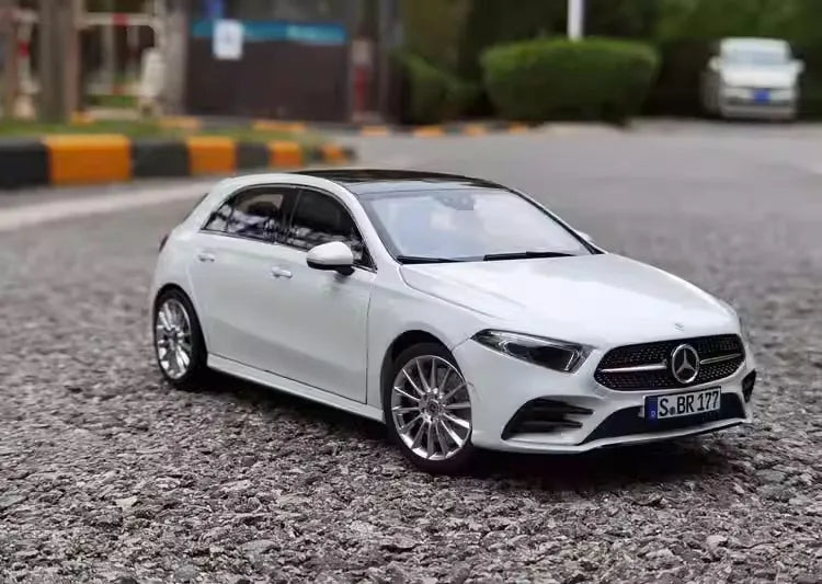 1:18 Mercedes-Benz 2018 A200 AMG Line 