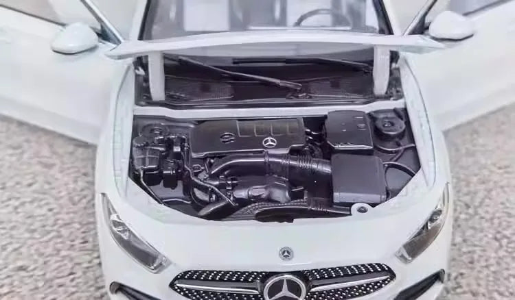 1:18 Mercedes-Benz 2018 A200 AMG Line 