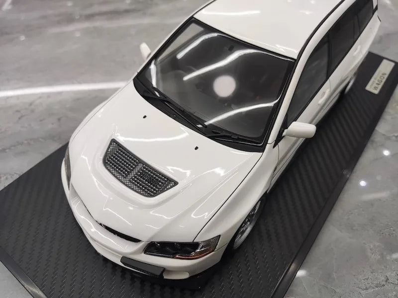 1:18 Mitsubishi 2005 Lancer Evo IX Wagon White