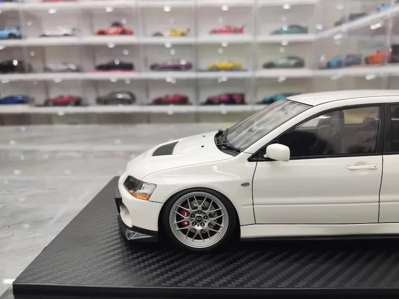 1:18 Mitsubishi 2005 Lancer Evo IX Wagon White