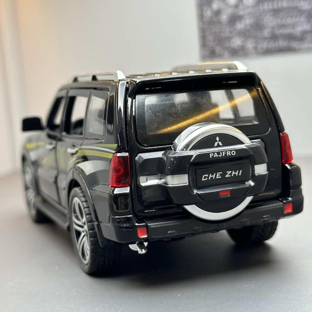 1:32 Mitsubishi 2015 Pajero Die Cast Model Car