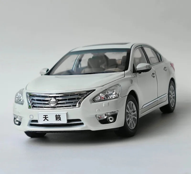 1:18 Nissan 2013 Altima White Die Cast Model Car