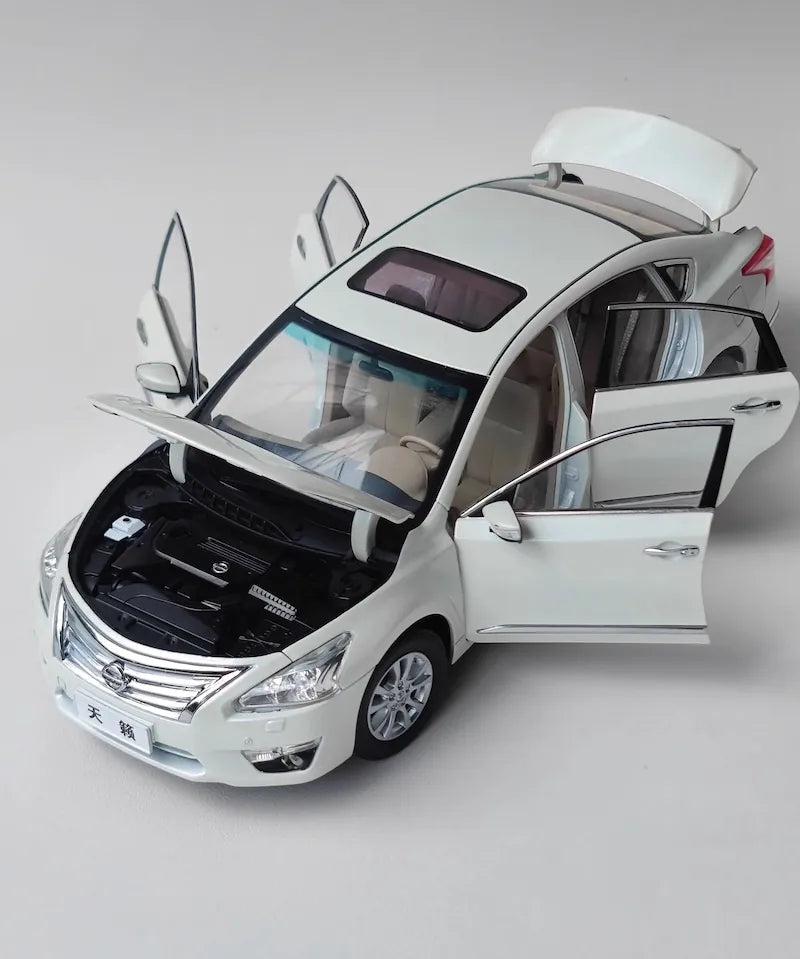 1:18 Nissan 2013 Altima Die Cast Model Car