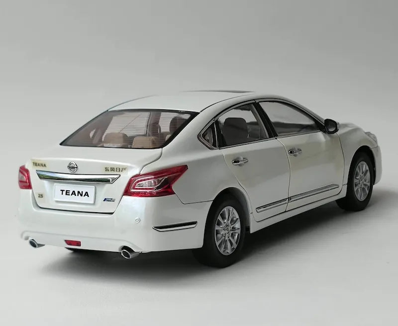 1:18 Nissan 2013 Altima Die Cast Model Car