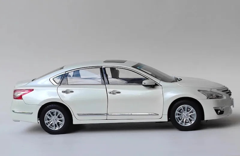 1:18 Nissan 2013 Altima Die Cast Model Car