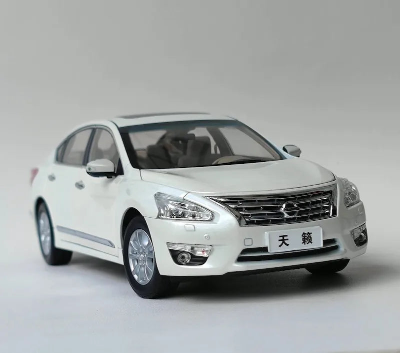 1:18 Nissan 2013 Altima Die Cast Model Car