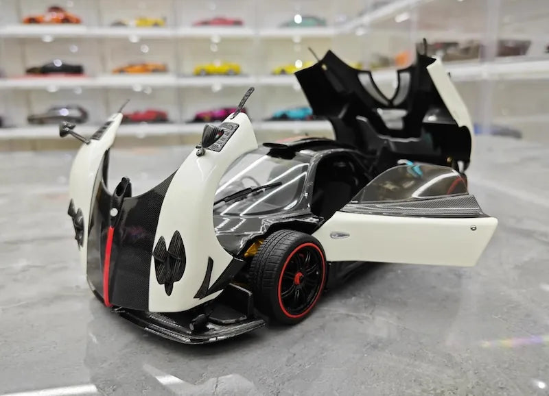 1:18 Pagani 2009 Zonda Cinque Bianco Benny White