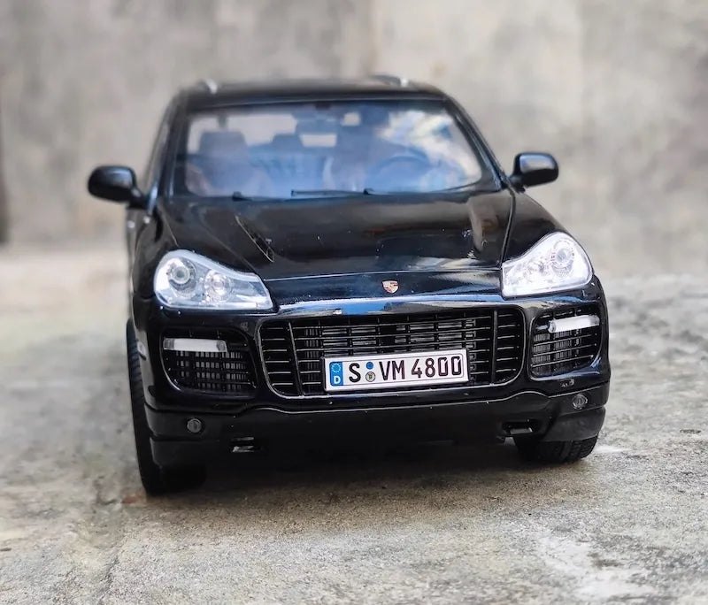 1:18 Porsche 2008 Cayenne Turbo Die Cast Model Car