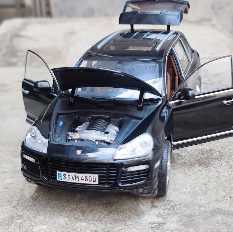 1:18 Porsche 2008 Cayenne Turbo Die Cast Model Car