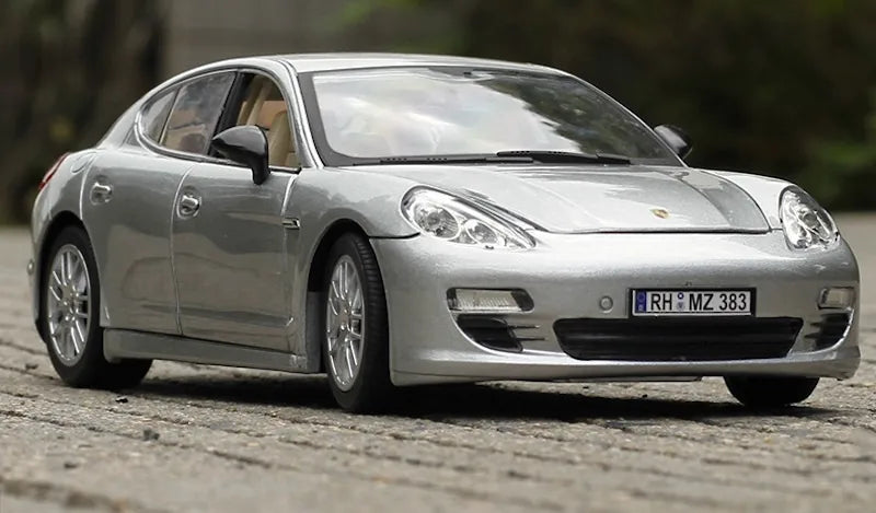 1:18 Porsche 2011 Panamera S Hybrid