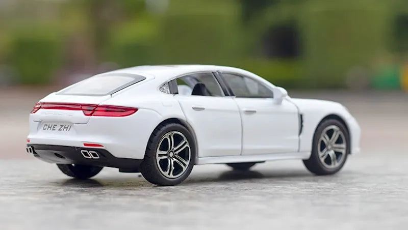 1:32 Porsche 2017 Panamera 4 E-Hybrid