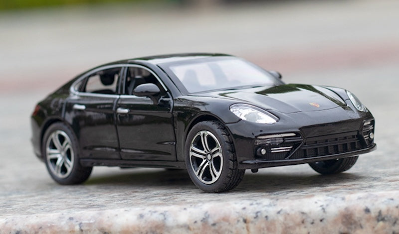 1:32 Porsche 2017 Panamera 4 E-Hybrid Die Cast Model Car