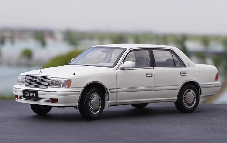 1:18 Toyota 1995 Crown 155 Die Cast Model Car