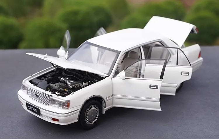 1:18 Toyota 1995 Crown 155 Die Cast Model Car