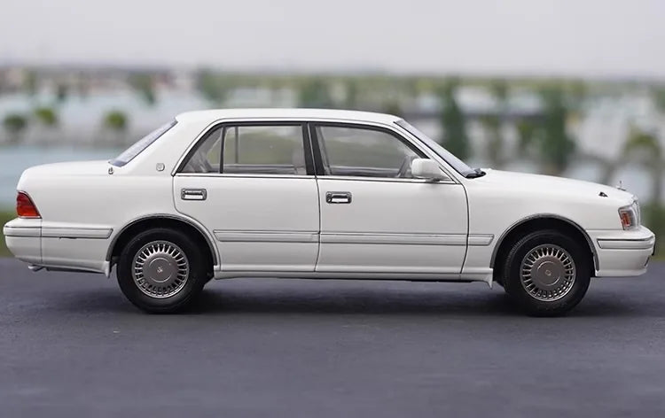 1:18 Toyota 1995 Crown 155 Die Cast Model Car