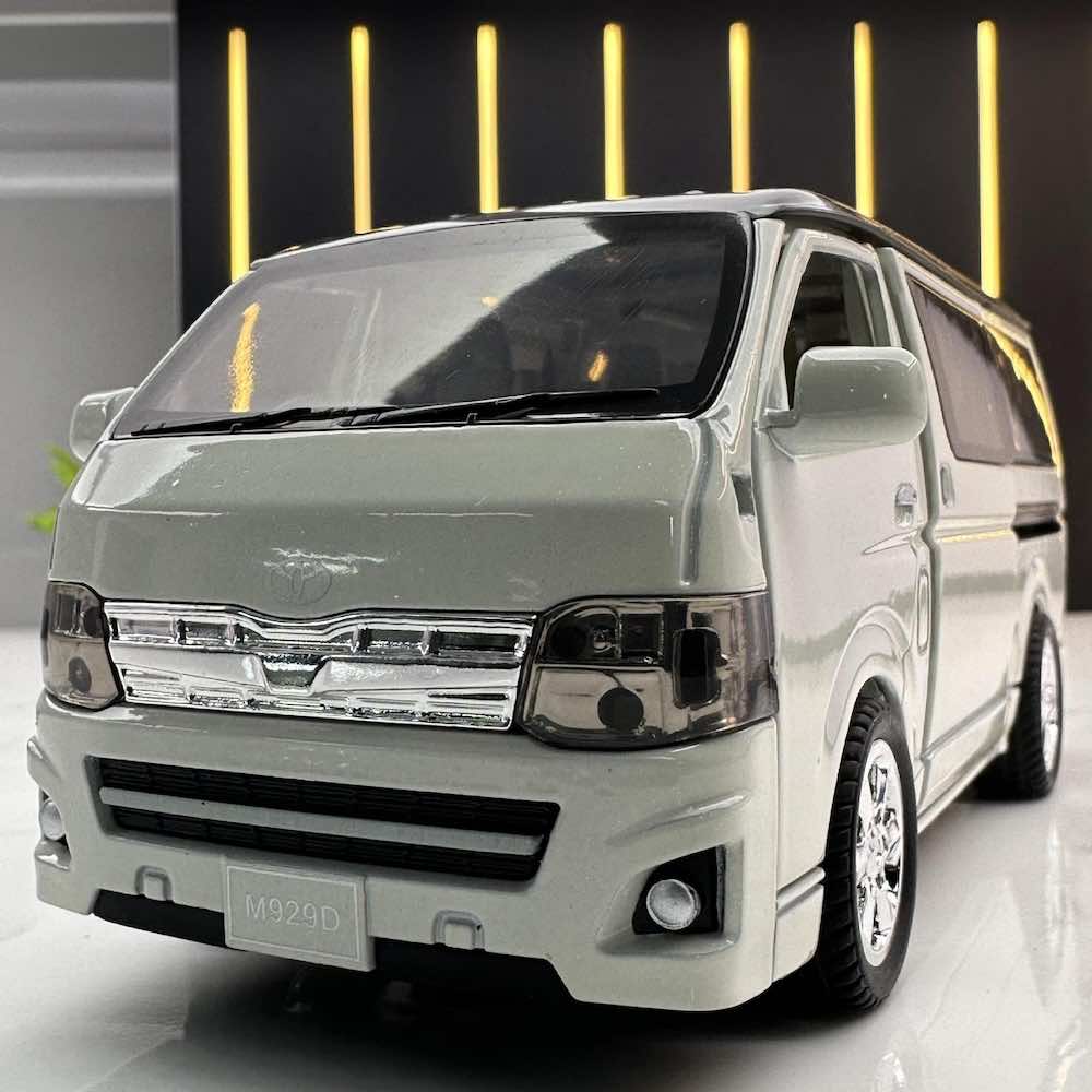 1:32 Toyota 2004 HiAce Die Cast Model Car