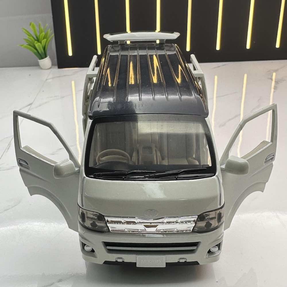 1:32 Toyota 2004 HiAce Die Cast Model Car