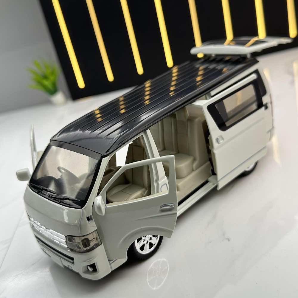 1:32 Toyota 2004 HiAce Die Cast Model Car