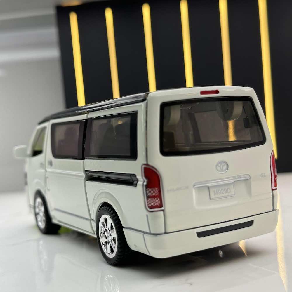 1:32 Toyota 2004 HiAce Die Cast Model Car