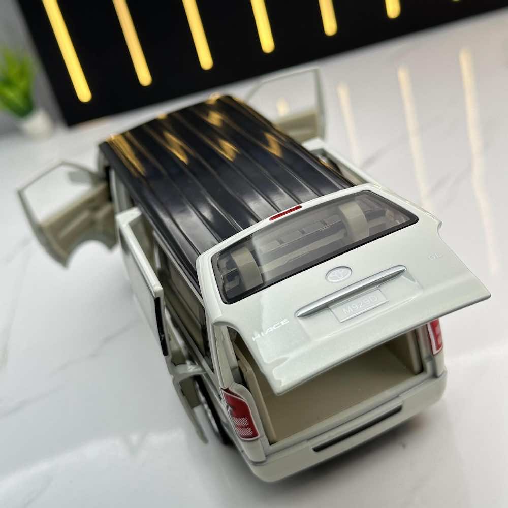 1:32 Toyota 2004 HiAce Die Cast Model Car