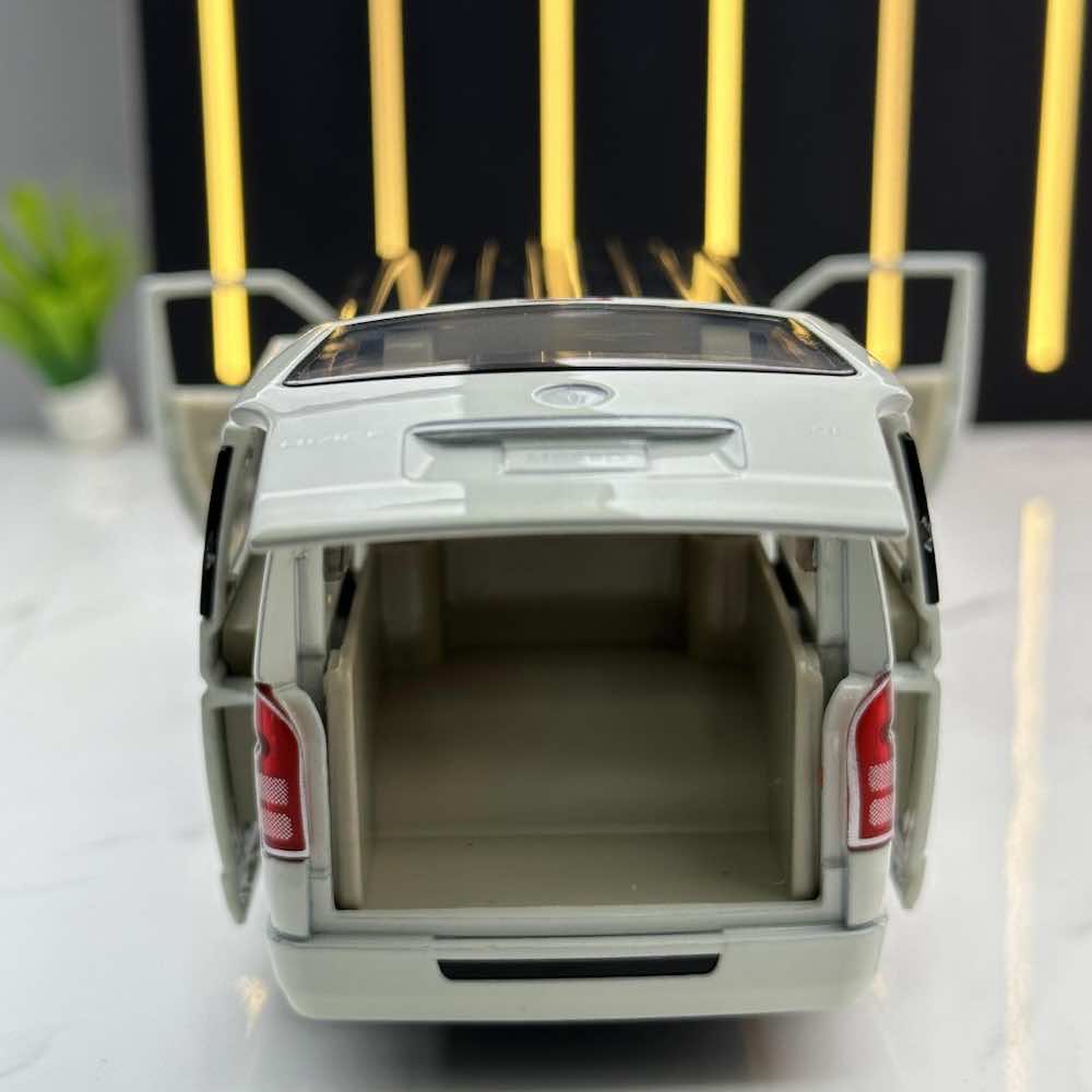 1:32 Toyota 2004 HiAce Die Cast Model Car