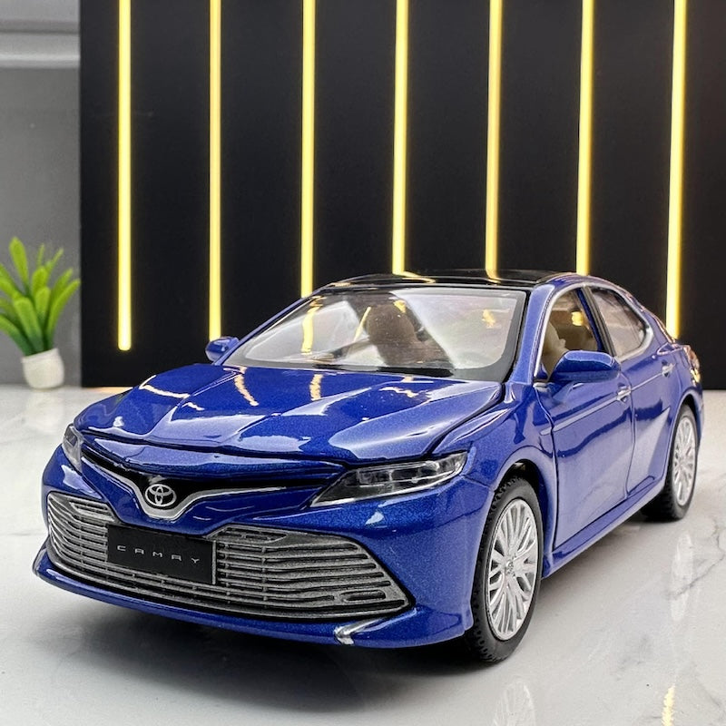 1:32 Toyota 2017 Camry XV70 Die Cast Model Car