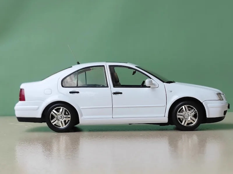 1:18 Volkswagen 1999 Jetta White Die Cast Model Car