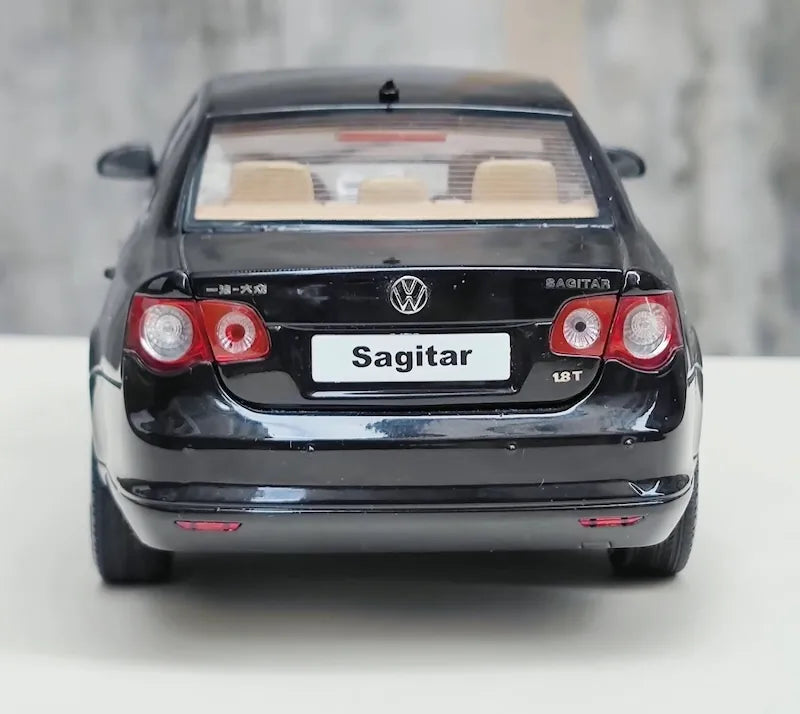 1:18 Volkswagen 2005 Jetta Die Cast Model Car