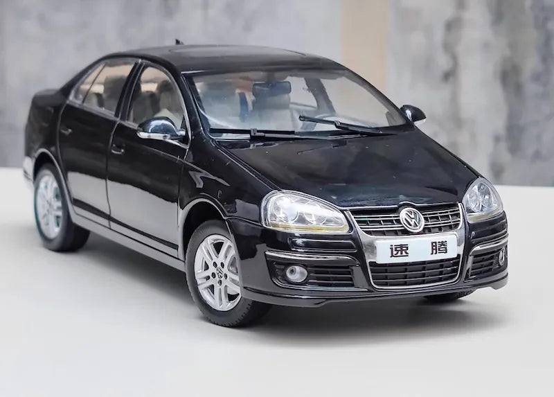 1:18 Volkswagen 2005 Jetta Die Cast Model Car