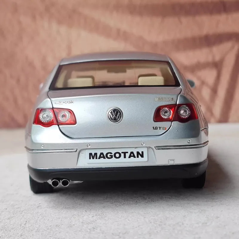 1:18 Volkswagen 2005 Magotan B6 Passat Die Cast Model Car