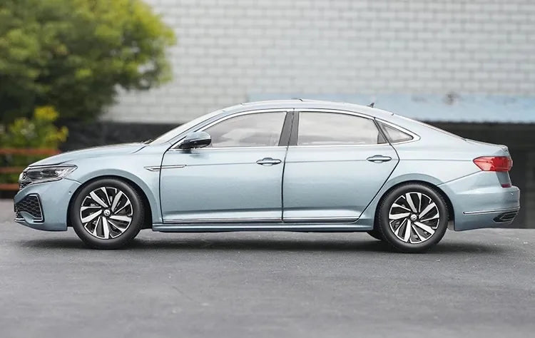 1:18 Volkswagen Passat 330TSI 2022 Édition Luxe Étoilée 