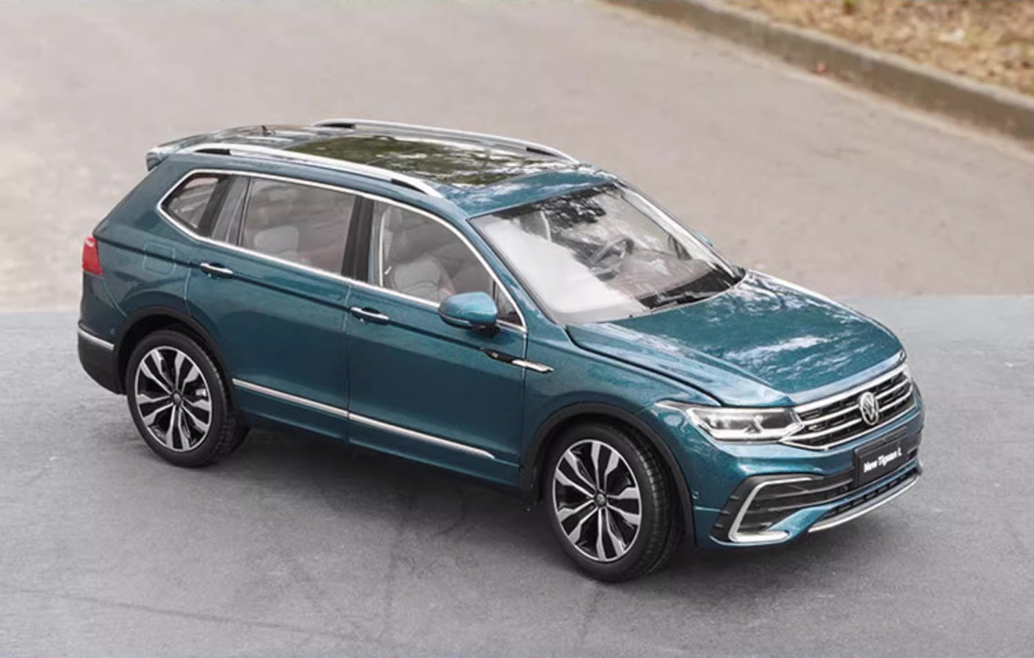 1:18 Volkswagen 2022 Tiguan L Die Cast Model Car